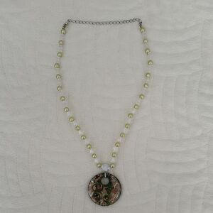 3/10 Green and Cream Necklace with Pendant and Pearls